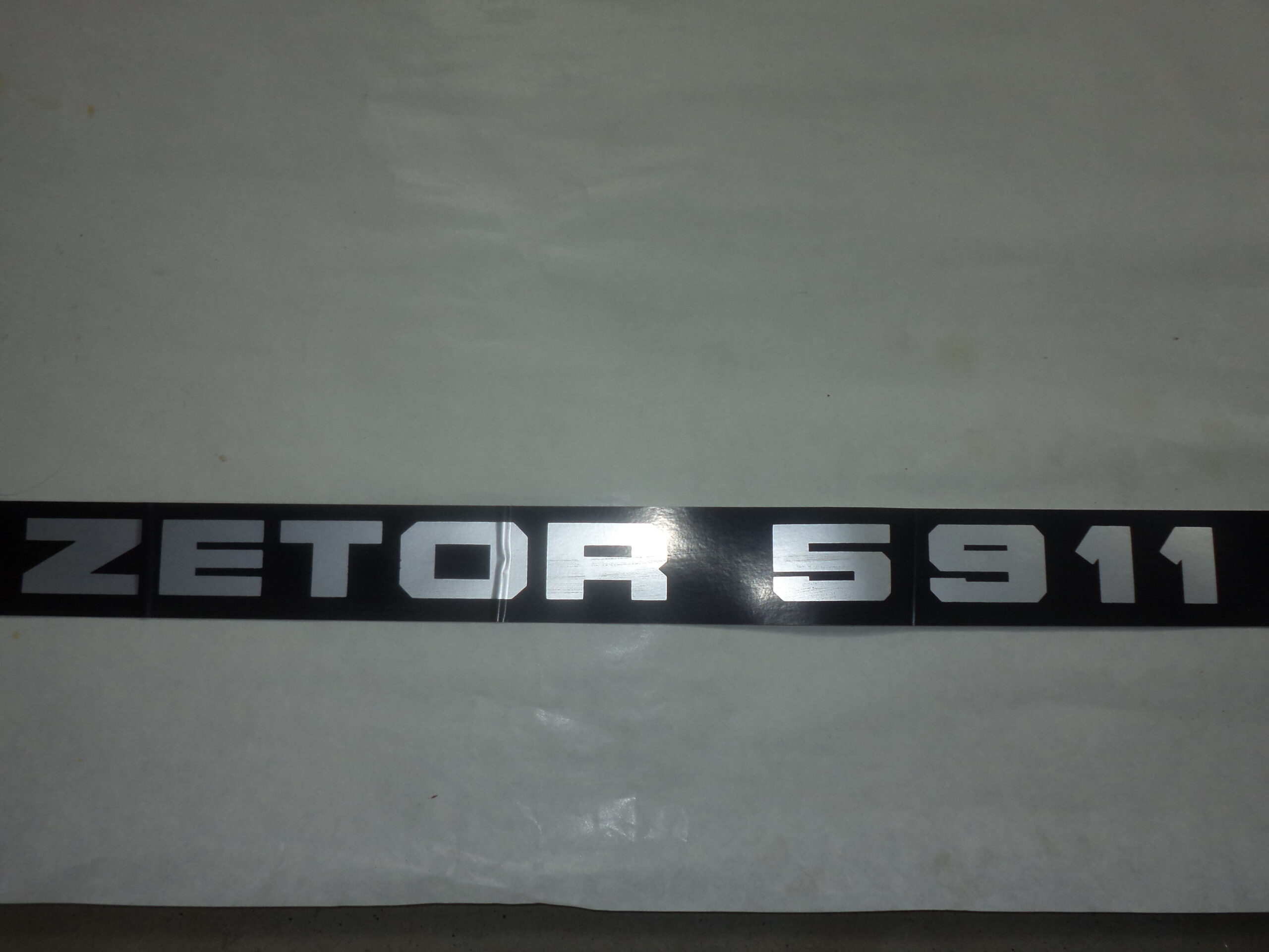 Nápis Zetor 5911 ľavý