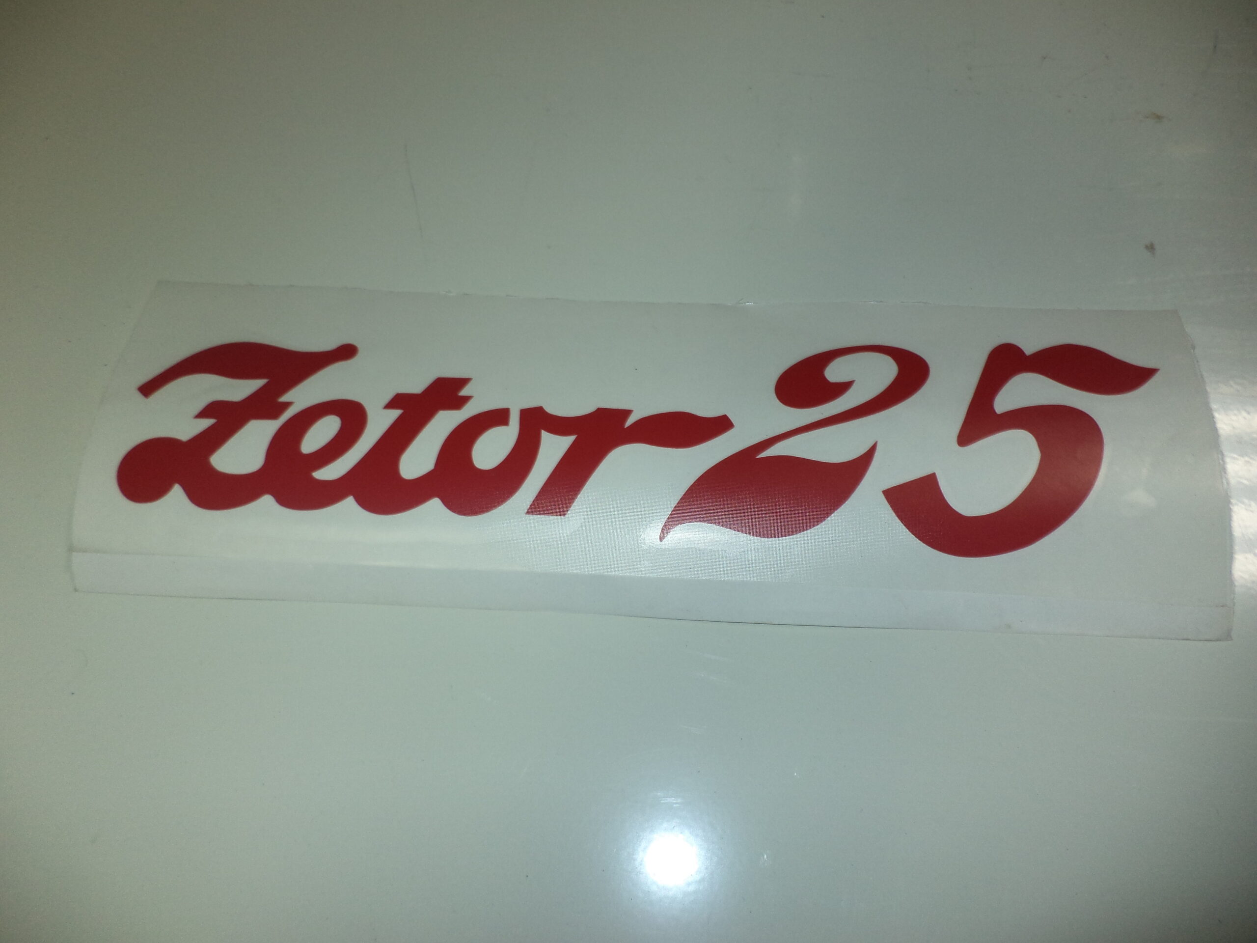 Napis zetor 25 červeny